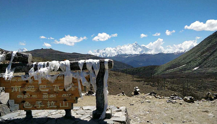 在色季拉山口远眺南迦巴瓦峰的雄姿